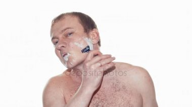 Tıraş köpüğü ve manuel razer ile yetişkin adam. Ağır çekim