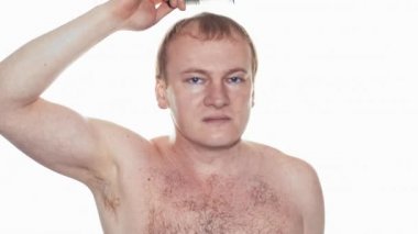 bir adamın saçları tarak. Ağır çekim