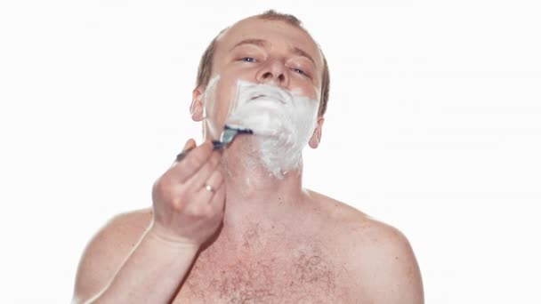 Дорослий чоловік голиться піною і ручною бритвою. Повільний рух — стокове відео