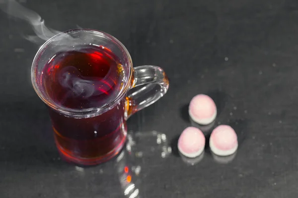 karanlık bir arka plan üzerinde çay fincan