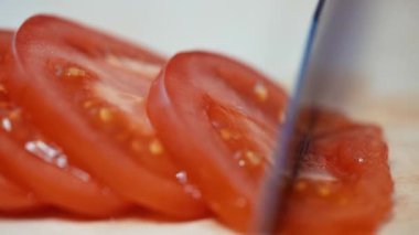 Pano kesilmiş domates yakın çekim.