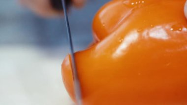 dolmalık biber kesme tahtasına yakın çekim