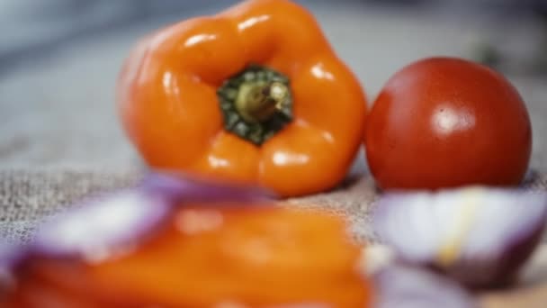 Ντομάτα, κρεμμύδι και πιπεριά σε φέτες στο τραπέζι. — Αρχείο Βίντεο