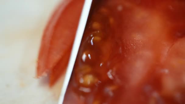 Tomaten, snijd in de Raad van bestuur, close-up — Stockvideo