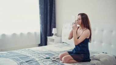 güzel kız makyaj yapıyor yatak odasında. Ağır çekim