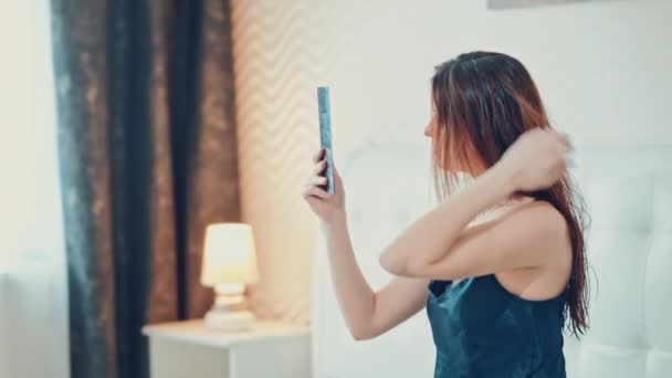 Hermosa chica en el dormitorio haciendo maquillaje. Movimiento lento — Vídeos de Stock