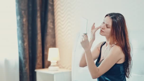 Mooi meisje in slaapkamer make-up doen. Slow motion — Stockvideo