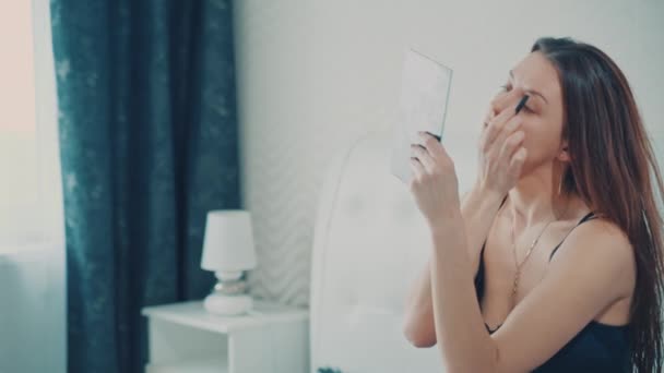 Mooi meisje in slaapkamer make-up doen. Slow motion — Stockvideo