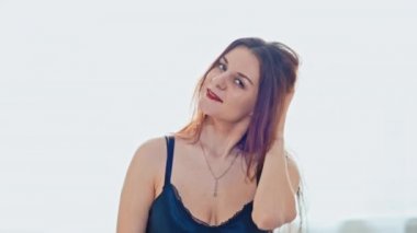 Kız gülüyor ve harikalar. Ağır çekim