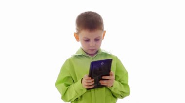 Bir çocuk tablet üzerinde çalış. Ağır çekim