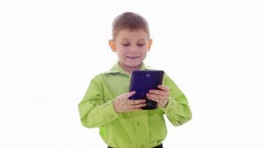 Bir çocuk tablet üzerinde çalış. Ağır çekim