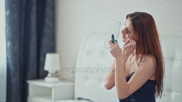 Menina bonita no quarto fazendo maquiagem. Movimento lento — Vídeo de Stock