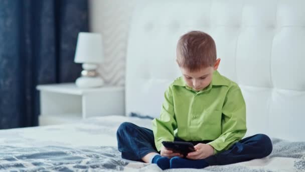 En pojke spelar på tabletten. Slow motion — Stockvideo