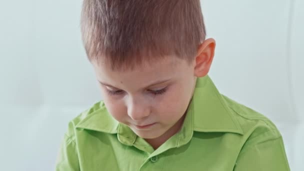 Ein Junge spielt auf dem Tablet. Zeitlupe — Stockvideo