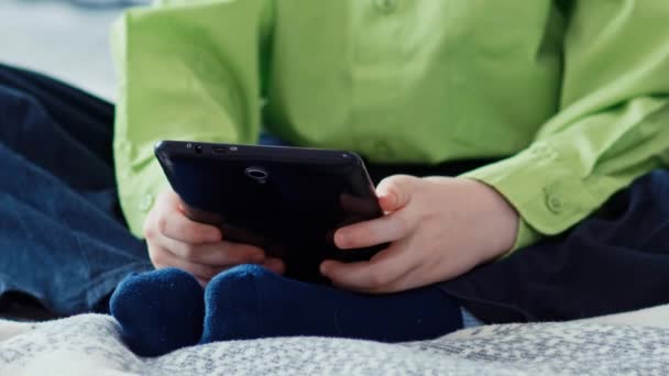 Un garçon joue sur la tablette. Mouvement lent — Video