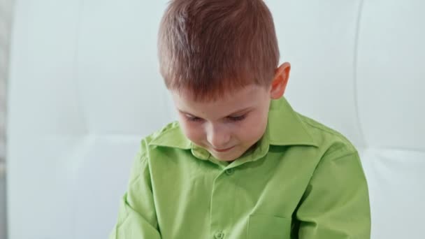 En pojke spelar på tabletten. Slow motion — Stockvideo
