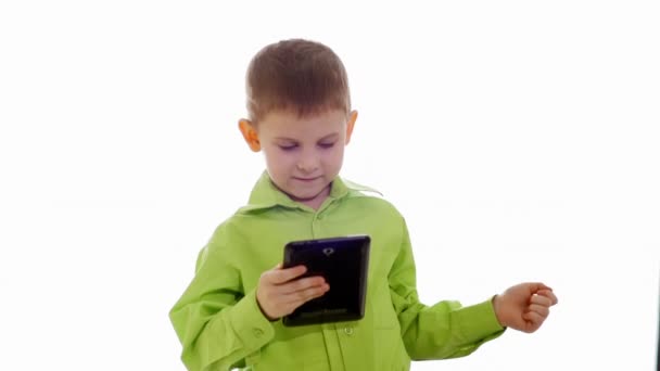 Мальчик играет на планшете. Медленное движение — стоковое видео