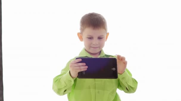 Ένα αγόρι παίζει με το tablet. Αργή κίνηση — Αρχείο Βίντεο
