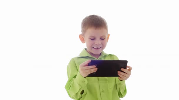 Мальчик играет на планшете. Медленное движение — стоковое видео
