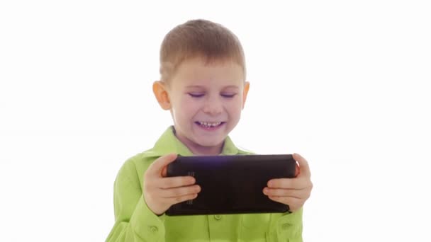 Ένα αγόρι παίζει με το tablet. Αργή κίνηση — Αρχείο Βίντεο