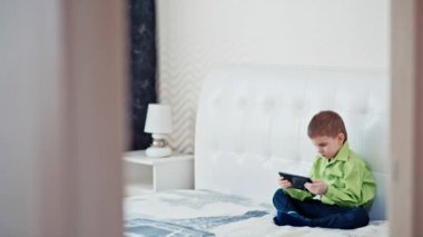 Bir çocuk tablet üzerinde çalış. Ağır çekim