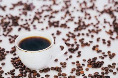 Kahve Kupası ve kahve çekirdekleri beyaz zemin üzerine beyaz