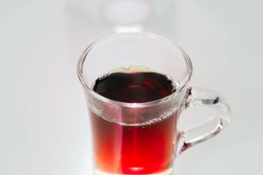 şeffaf cam çay bardağı beyaz izole.