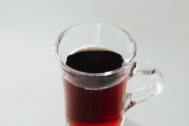 şeffaf cam çay bardağı beyaz izole.