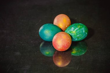 Kırmızı ve yeşil siyah arka plan üzerine Paskalya yortusu yumurta