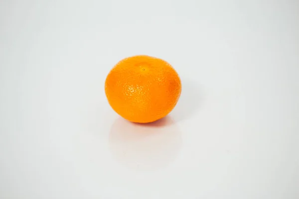 Mandarina laranja isolada sobre fundo branco — Fotografia de Stock