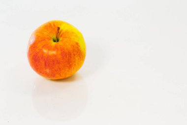 Olgun kırmızı ve sarı beyaz arka plan üzerinde elma izole