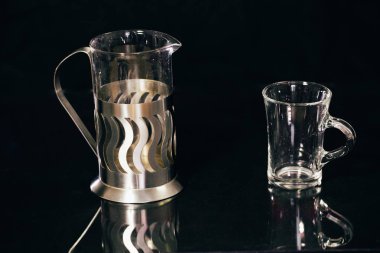 Fransız basın kahve veya çay cam fincan siyah arka plan için