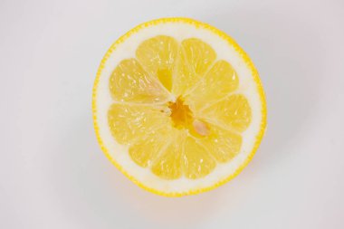 Dilimlenmiş limon beyaz arkaplanda izole