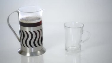 şeffaf demlik çay ve beyaz arka plan şeffaf bir bardakta