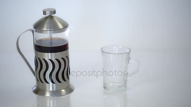 透明茶壶茶与白色背景上的透明杯 — 图库视频影像