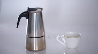 Gayzer kahve makinesi ve beyaz kahve Kupası beyaz izole