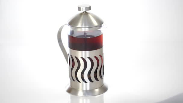 French Press para café ou chá com chá isolado em fundo branco . — Vídeo de Stock