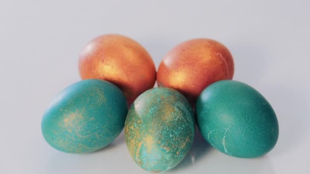 Ovos de Páscoa vermelhos e verdes no fundo branco — Vídeo de Stock