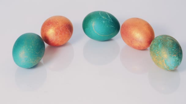 Красные и зеленые пасхальные яйца на белом фоне — стоковое видео