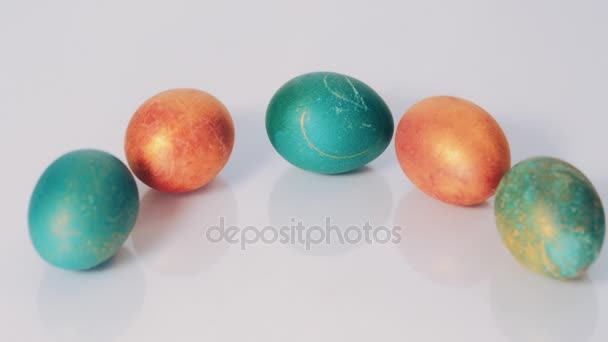 Huevos de Pascua rojos y verdes sobre fondo blanco — Vídeos de Stock