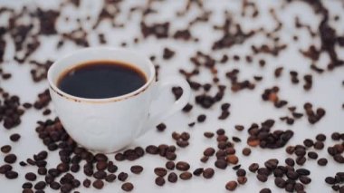 Kahve Kupası ve kahve çekirdekleri beyaz zemin üzerine beyaz