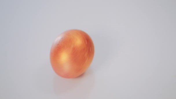 Red and green Easter eggs rotate on white background, slow motion. — Stock Video