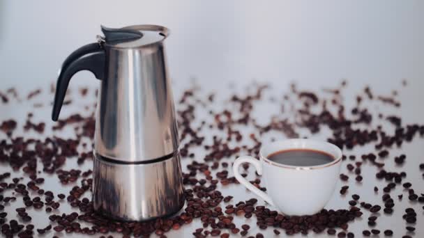 Gejzer ekspres do kawy, Kawa Puchar i ziarna kawy na białym tle. — Wideo stockowe