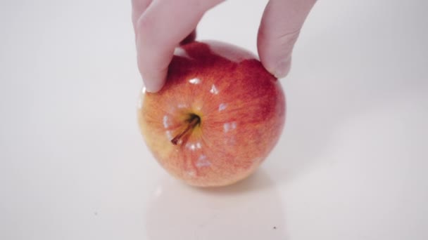 Manzanas maduras rojas y amarillas, gira sobre fondo blanco — Vídeo de stock