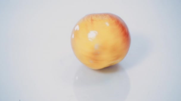 Ripe red and yellow apples, rotates on white background — Stock Video