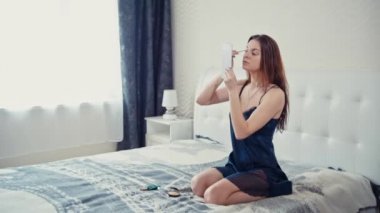 yatakta güzel kız gölge alır