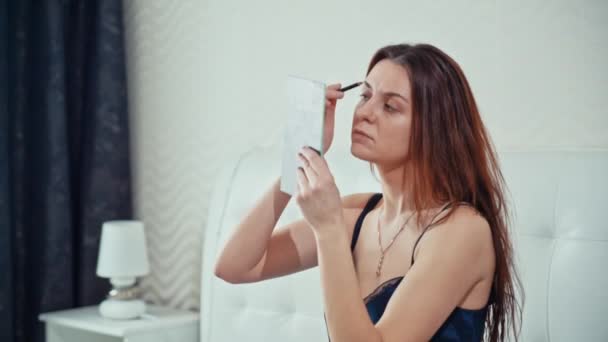 Hermosa chica pintar las cejas — Vídeos de Stock