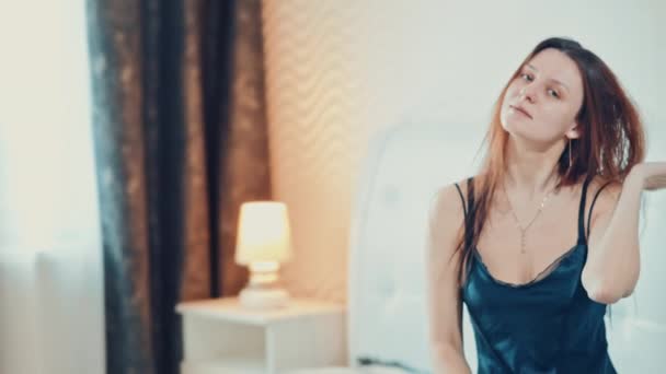 머리를 터치 하는 침실에서 아름 다운 소녀. 슬로우 모션 — 비디오