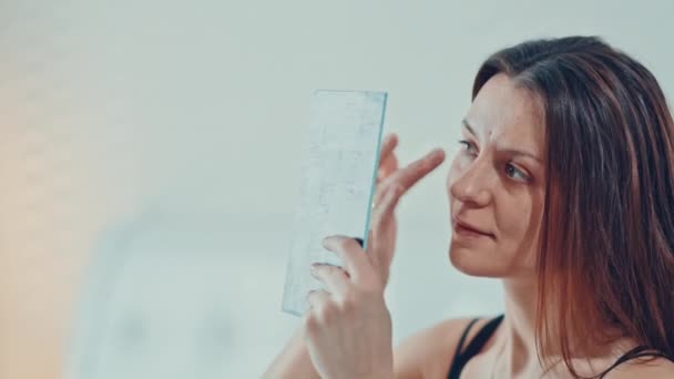 Hermosa chica en el dormitorio haciendo maquillaje. Movimiento lento — Vídeos de Stock