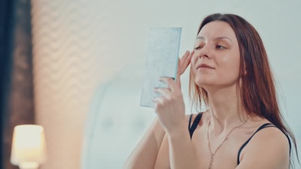 Hermosa chica en el dormitorio haciendo maquillaje. Movimiento lento — Vídeos de Stock